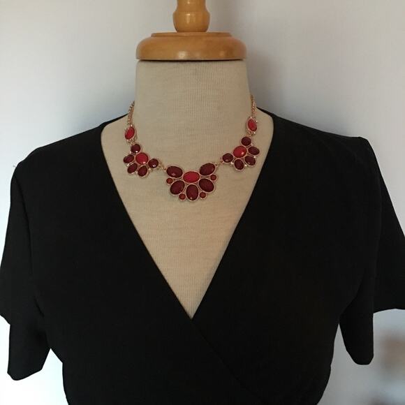 ELLEN TRACY gold tone red accent necklace set - Picture 8 of 10